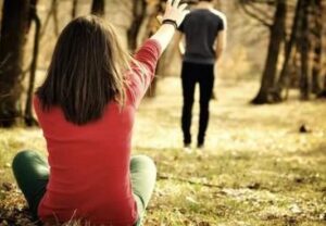 Mia figlia di 15 anni è scoppiata in lacrime quando abbiamo incontrato per caso il suo ex insegnante — quello che ha rivelato mi ha lasciato senza parole.
