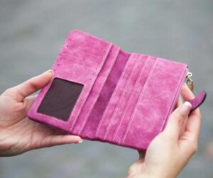 Mio fratello e sua moglie hanno preteso di usare la mia carta di credito — Quando ho detto di no, l'hanno rubata e hanno avuto ciò che meritavano