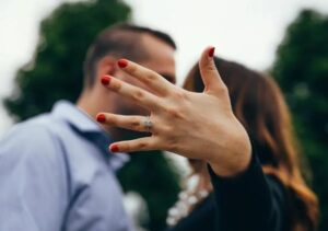 Mia madre ha sposato il padre del mio fidanzato solo poche settimane prima del mio matrimonio e mi ha chiesto di annullarlo – non si aspettava mai cosa avrei fatto in risposta.