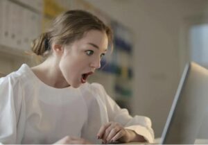 Quando ho chiesto al mio ragazzo di contribuire di più, mi ha fatto gaslighting — poi ho visto cosa c’era sul suo computer.