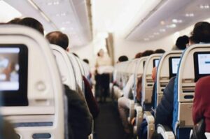 Un arrogante passeggero di Business Class ha fatto piangere un’assistente di volo — Ma un ragazzo di 14 anni gli ha insegnato una lezione indimenticabile
