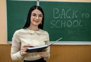 Gli studenti prendevano in giro la nuova insegnante e cercavano di farla piangere, ma dopo pochi minuti accadde qualcosa di inaspettato