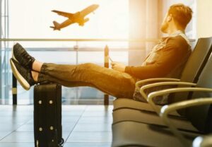 Il figlio del pilota umiliò una donna delle pulizie in aeroporto — senza sapere che suo padre stava guardando tutto.