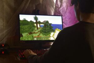 Quando ho chiesto al mio ragazzo di contribuire di più, mi ha fatto gaslighting — poi ho visto cosa c’era sul suo computer.