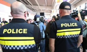 Un agente fermò un carro funebre per eccesso di velocità e decise di controllare la bara — ciò che vide all’interno lo lasciò sconvolto.