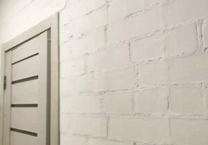 Il nostro cane fissava il muro della camera da letto e abbaiava continuamente, impedendoci di dormire: abbiamo dovuto chiamare un muratore e abbattere il muro.