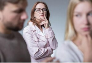 La futura suocera ha preteso che restituisca l’anello di fidanzamento di famiglia perché «Ha paura che lo impegnerei».