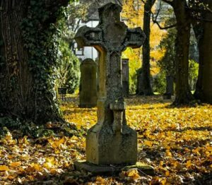 Il riccone piangeva sulla tomba della madre, che non aveva visitato per anni. E all’improvviso sentì la supplica di un bambino.