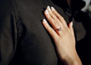 Dopo anni di attesa, una donna decide di fare la proposta al suo ragazzo, ma la sua risposta è ancora più inaspettata.