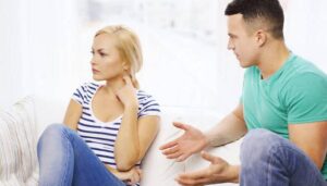 Una donna ha fatto entrare in casa la sorella con il marito, ma quando ha casualmente ascoltato la loro conversazione, è rimasta senza parole...