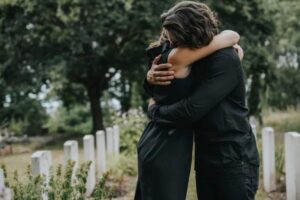 Al funerale del marito, la moglie incontra una donna con il suo bambino tra le braccia.