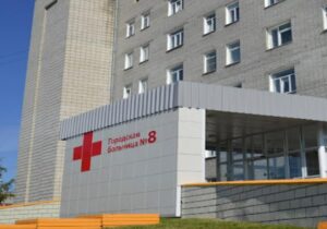 Giunta in ospedale dal marito morente, una donna ricca gettò dei soldi a una mendicante... Ma, dopo aver sentito un consiglio insolito, rimase paralizzata dall’esitazione.