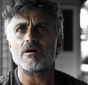 "Sei mio papà!" Un bambino si è presentato alla mia porta con uno zaino pieno di segreti...