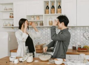 Mia madre ha sposato il padre del mio fidanzato solo poche settimane prima del mio matrimonio e mi ha chiesto di annullarlo – non si aspettava mai cosa avrei fatto in risposta.