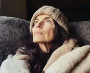 Mia moglie ha iniziato ad "innaffiare le piante" a mezzanotte – così ho sbirciato fuori e non potevo credere a quello che stava davvero facendo