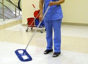 Giunta in ospedale dal marito morente, una donna ricca gettò dei soldi a una mendicante... Ma, dopo aver sentito un consiglio insolito, rimase paralizzata dall’esitazione.