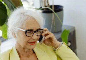 Mia madre mi ha abbandonata a 10 anni per crescere il suo "figlio perfetto" — ma mia nonna le ha fatto pagare tutto.