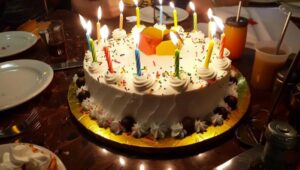 Una madre single ha portato sua figlia fuori per il compleanno ed è rimasta scioccata nel vedere che il conto era già stato pagato.