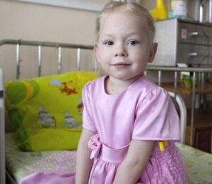 I coniugi andarono in orfanotrofio per adottare una bambina. Il marito rimase senza fiato quando vide al collo della piccola un ciondolo a lui familiare…