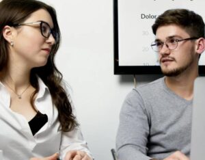 Il mio capo usava il sarcasmo per sminuire tutti i dipendenti, ma i nuovi assunti hanno cambiato le carte in tavola