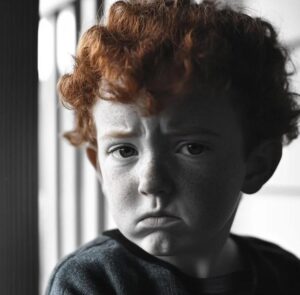 Ogni giorno, un bambino seppelliva qualcosa dietro la scuola. Ma ciò che è stato scoperto in seguito era molto più spaventoso di qualsiasi supposizione.