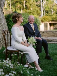 Mia madre ha sposato il padre del mio fidanzato solo poche settimane prima del mio matrimonio e mi ha chiesto di annullarlo – non si aspettava mai cosa avrei fatto in risposta.