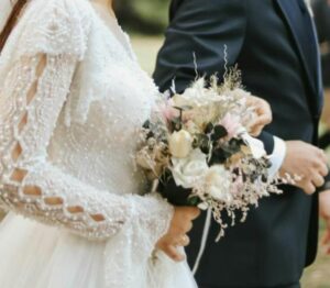 Cinque anni dopo la morte di mia moglie, ho portato mia figlia al matrimonio del mio migliore amico – Quando ho visto la sposa, mia figlia mi ha chiesto: “Papà, perché stai piangendo?”