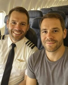 Il capitano dell’aereo notò un uomo che gli somigliava incredibilmente: pochi minuti dopo scoprì qualcosa di terribile…