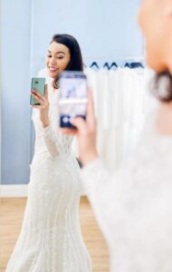 Impiegato scortese prende in giro una donna poco curata in una boutique di abiti da sposa di lusso — ma scopre presto che sta per sposare un milionario.