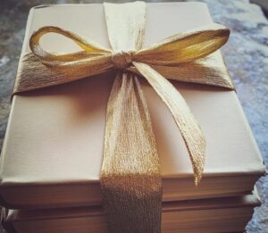 Una settimana dopo il divorzio, la mia ex suocera mi ha mandato una scatola misteriosa — quello che c’era dentro mi ha lasciata senza parole.
