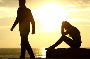 Stanco di sua moglie — la lasciò e andò da una giovane tirocinante, ma finendo in ospedale capì chi aveva perso.