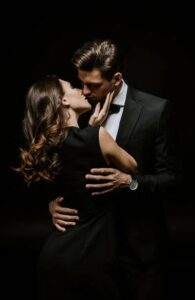 Sentendo che i suoi genitori stavano per arrivare, il ricco uomo pregò una ragazza senzatetto di fingere di essere la sua fidanzata, anche solo per una sera. E poi…