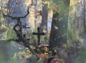 Il riccone piangeva sulla tomba della madre, che non aveva visitato per anni. E all’improvviso sentì la supplica di un bambino.
