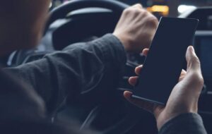 L'idraulico arrivò nella villa fuori città per riparare un rubinetto — e impallidì immediatamente vedendo la sua stessa foto in una cornice nera. E poi...