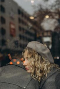 Vivi come vuoi, ma non contare sull’eredità. Lascio tutto all’orfanotrofio — almeno lì mi capiranno e mi apprezzeranno.