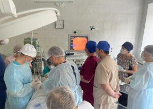 Stanco di sua moglie — la lasciò e andò da una giovane tirocinante, ma finendo in ospedale capì chi aveva perso.