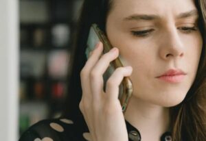 Mia madre ha sposato il padre del mio fidanzato solo poche settimane prima del mio matrimonio e mi ha chiesto di annullarlo – non si aspettava mai cosa avrei fatto in risposta.