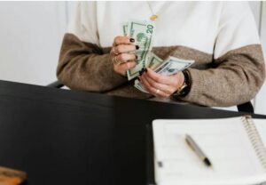 Mio marito si è rifiutato di pagare metà del conto ospedaliero da 9.000 dollari dopo il parto — così gli ho dato una lezione che non dimenticherà.