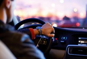 Il nipote malato terminale si finge inquilino per trascorrere le ultime settimane con il nonno lontano.