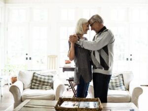 Impiegato scortese prende in giro una donna poco curata in una boutique di abiti da sposa di lusso — ma scopre presto che sta per sposare un milionario.