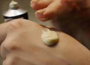Dopo 3 anni insieme, mi aspettavo un anello — invece mi ha rivelato il suo segreto più oscuro.