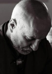 Il Mio Primo Amore ed Io Avevamo Deciso di Viaggiare per il Mondo Insieme Dopo la Pensione — Ma Quando Sono Arrivato al Punto d’Incontro, Un Uomo Mi Aspettava.
