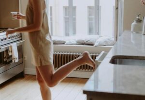 Stanco di sua moglie — la lasciò e andò da una giovane tirocinante, ma finendo in ospedale capì chi aveva perso.