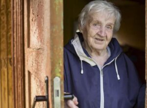Al funerale del marito, la moglie incontra una donna con il suo bambino tra le braccia.