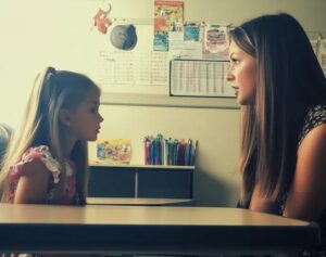 Mi preoccupai quando l’insegnante di mia figlia iniziò a farle lezioni private… finché non ne sentii una per caso e scoprii la verità