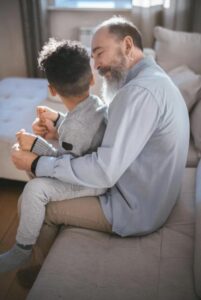 Mio figlio ha detto che non voleva il nonno alla sua festa di compleanno—poi ho scoperto il perché
