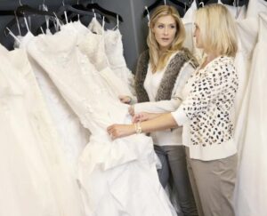 Impiegato scortese prende in giro una donna poco curata in una boutique di abiti da sposa di lusso — ma scopre presto che sta per sposare un milionario.