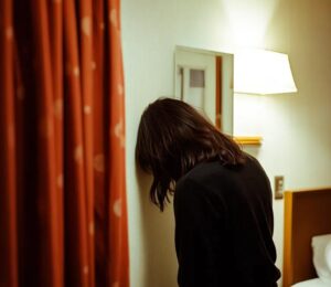 Un solo giorno le portò via tutto — la casa, il lavoro e la speranza. Ma un incontro casuale con uno sconosciuto cambiò per sempre la sua vita.