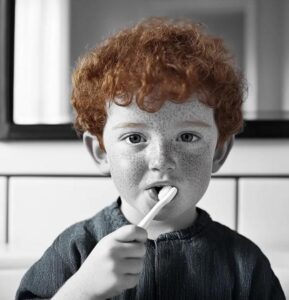 "Sei mio papà!" Un bambino si è presentato alla mia porta con uno zaino pieno di segreti...