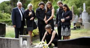 Durante il funerale, un cavallo è apparso dal bosco e ha corso dritto verso la bara: i presenti sono rimasti scioccati nel scoprire il motivo di questo gesto.